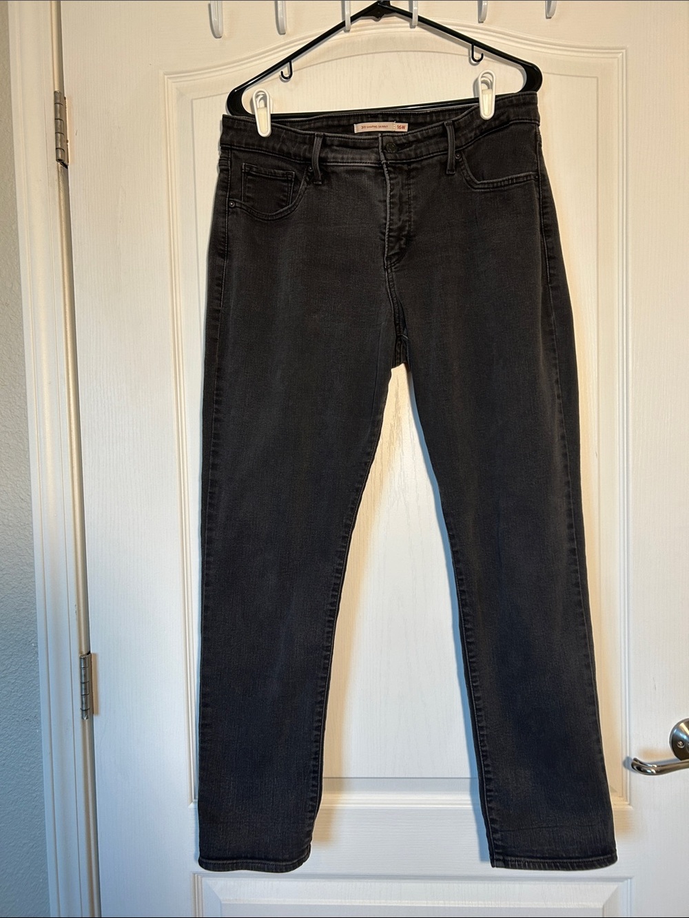 Levi's Women's Skinny Jeans in Black Wash Shaping Skinny 311 size 16